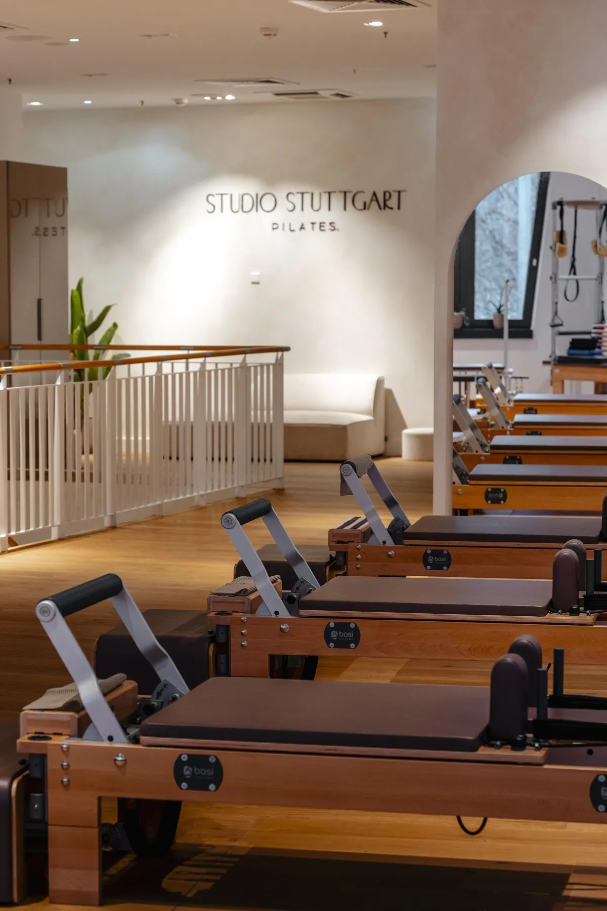 men's black zip-up jacket