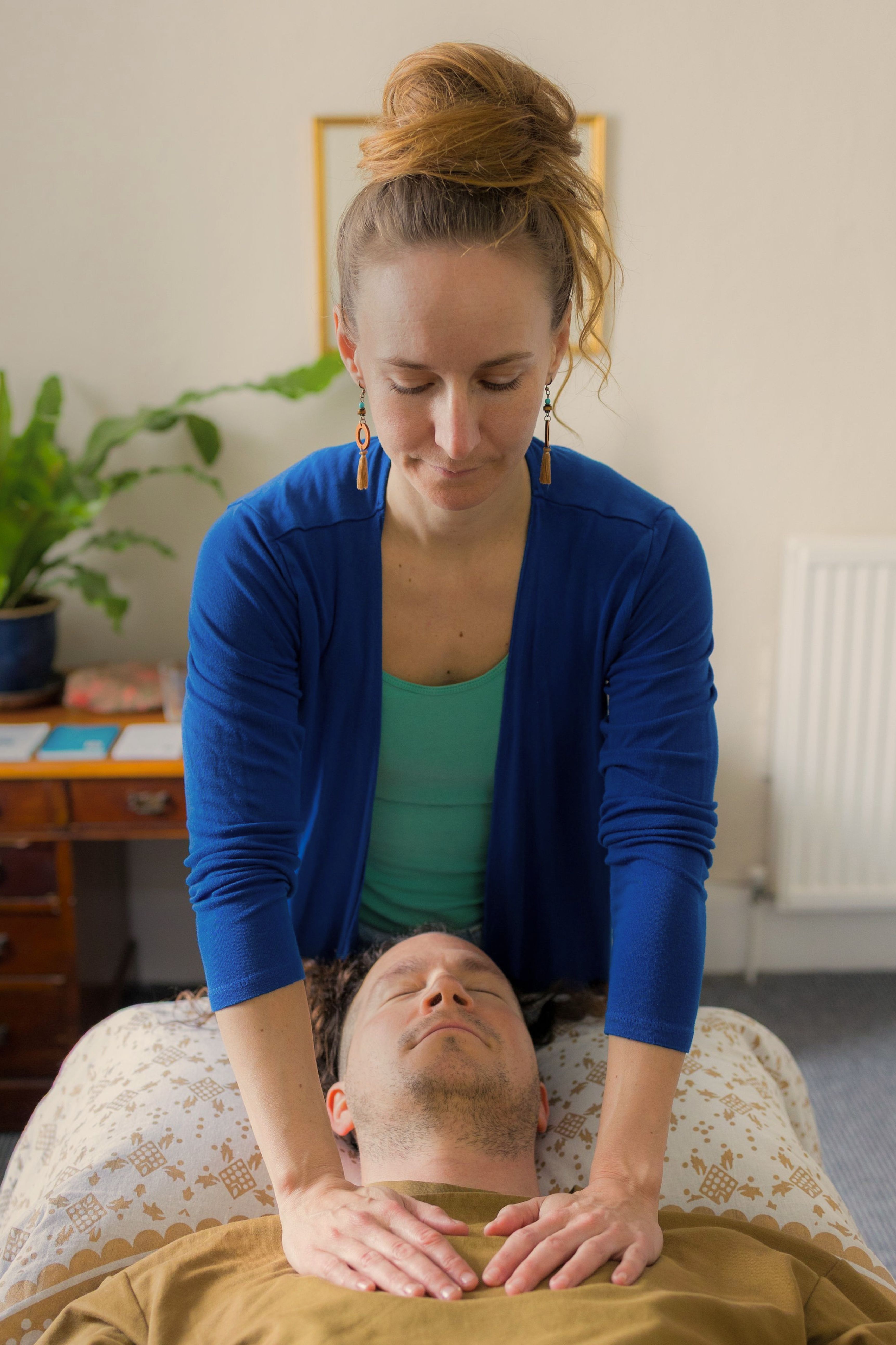 Anna Bihari Reiki master in Brighton giving healing to a client