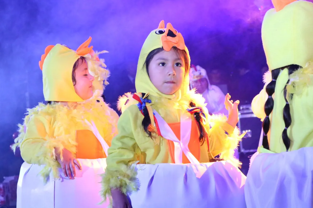 niños actuando en el día de la madre