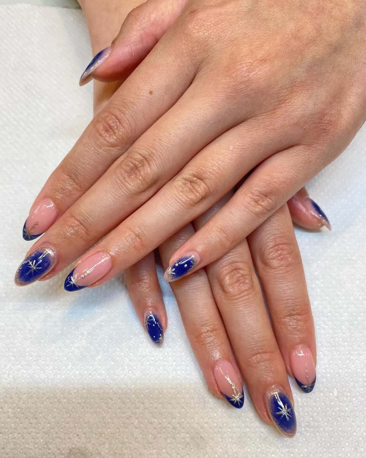 mix blue and pink nails manicure