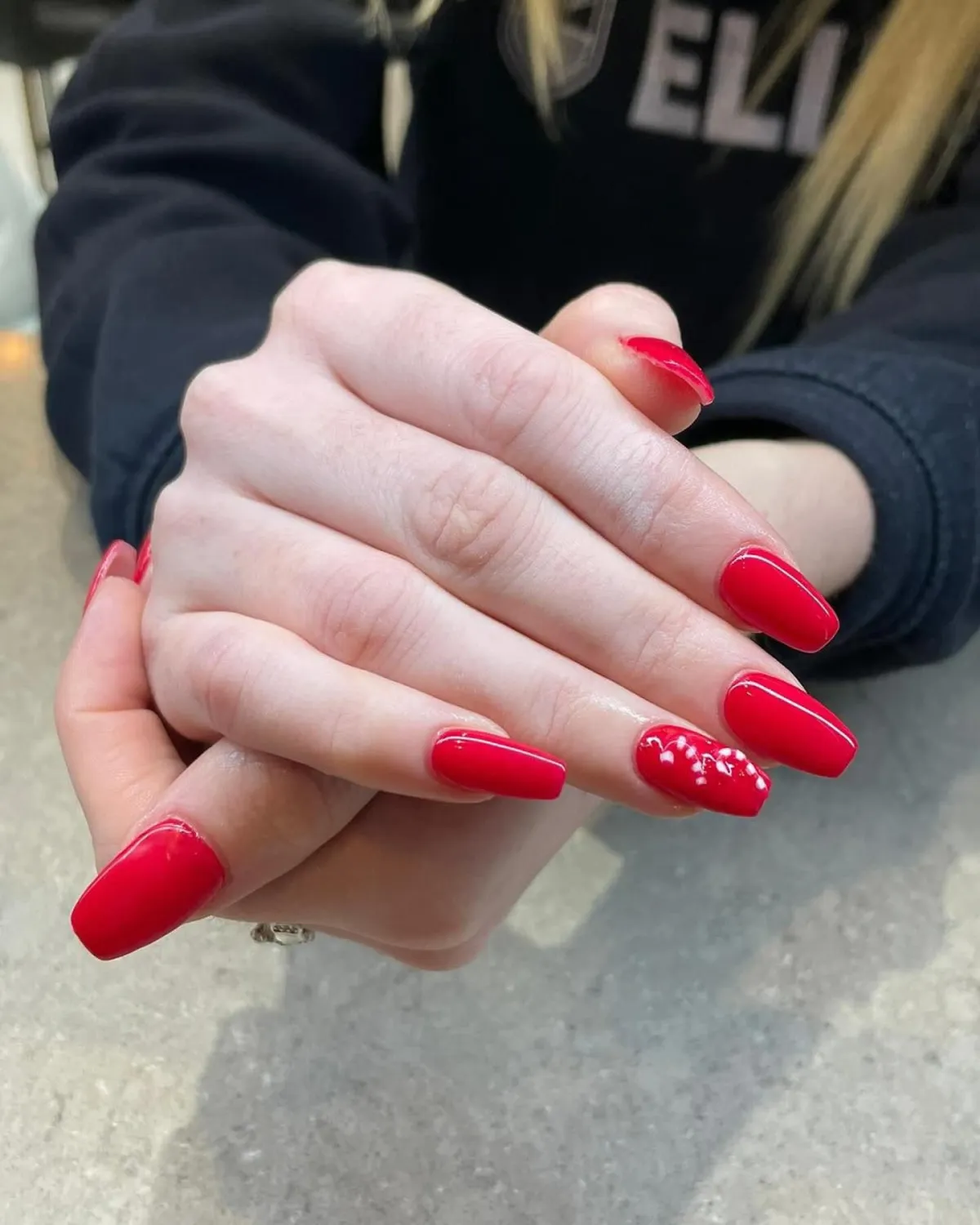 red nails manicure