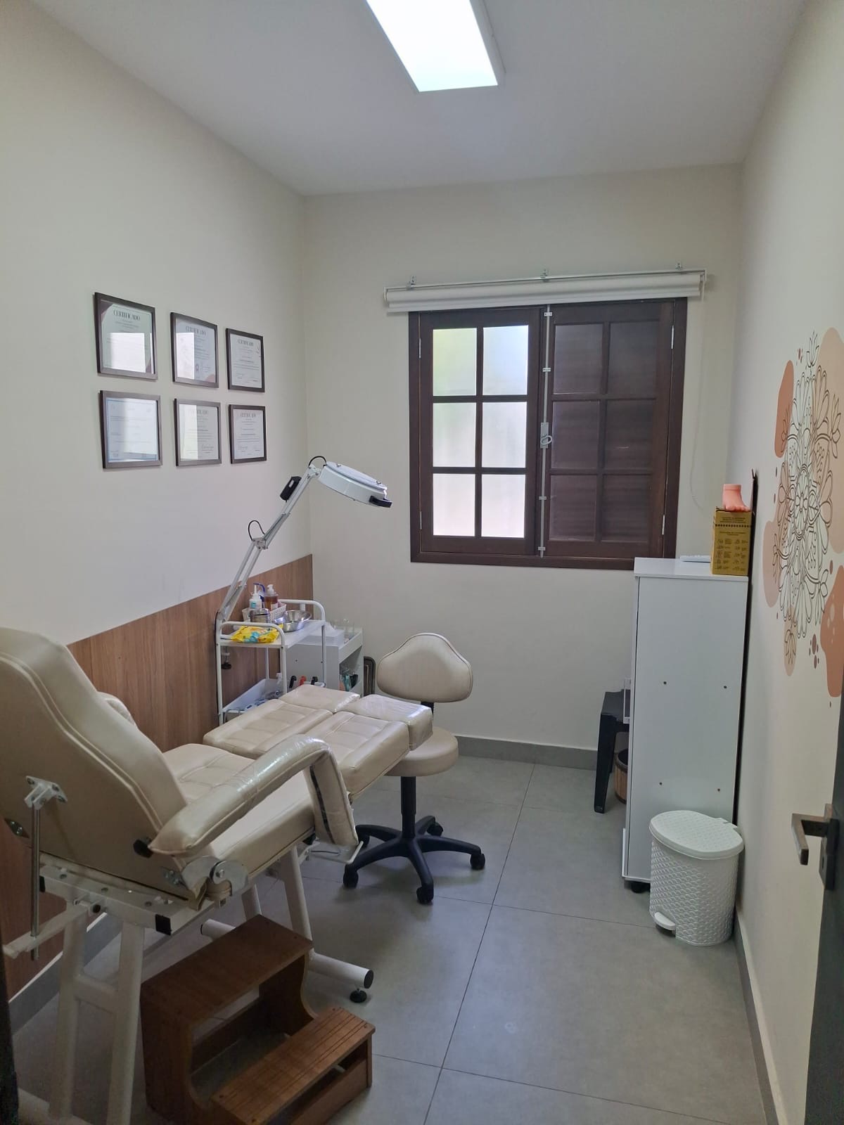 Ambiente de atendimento de podologia acolhedor e higienizado