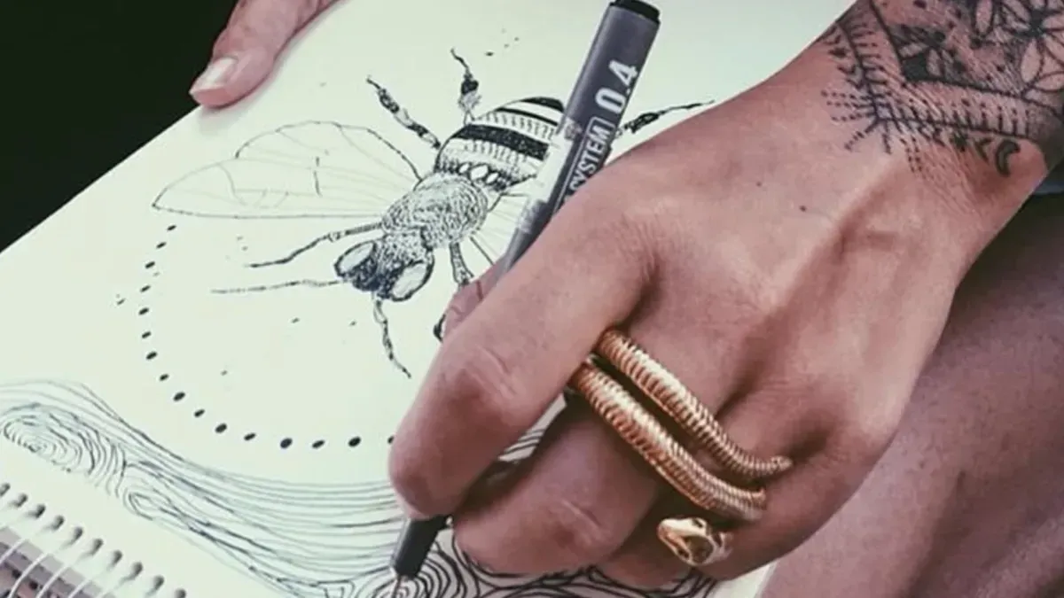 hand-poke-tattoo-hand-bude-ruby-tuesday-ash