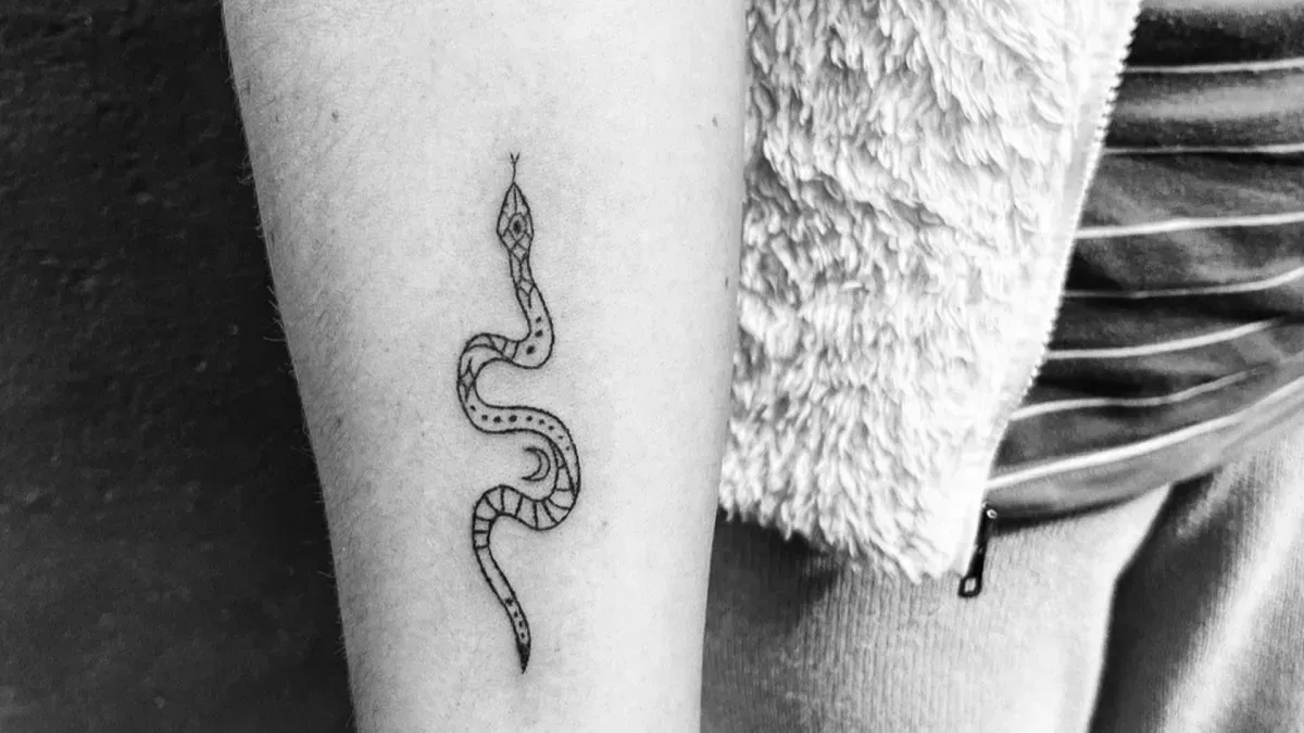 hand-poke-tattoo-snake-leg-bude-cornwall