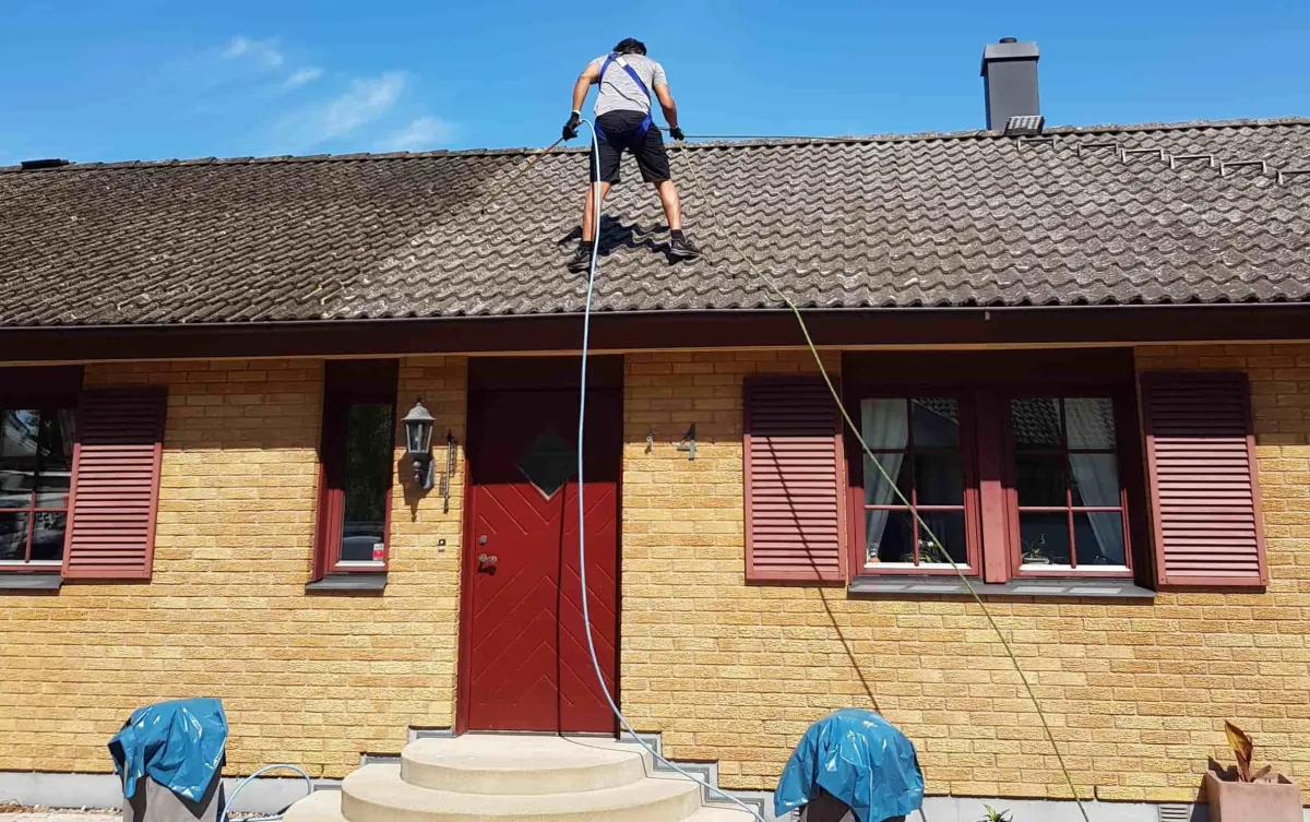 Taktvätt med behandling | Skåne hus & takvård