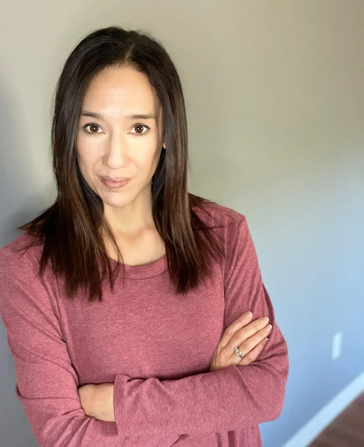 dark haired woman with pink shirt