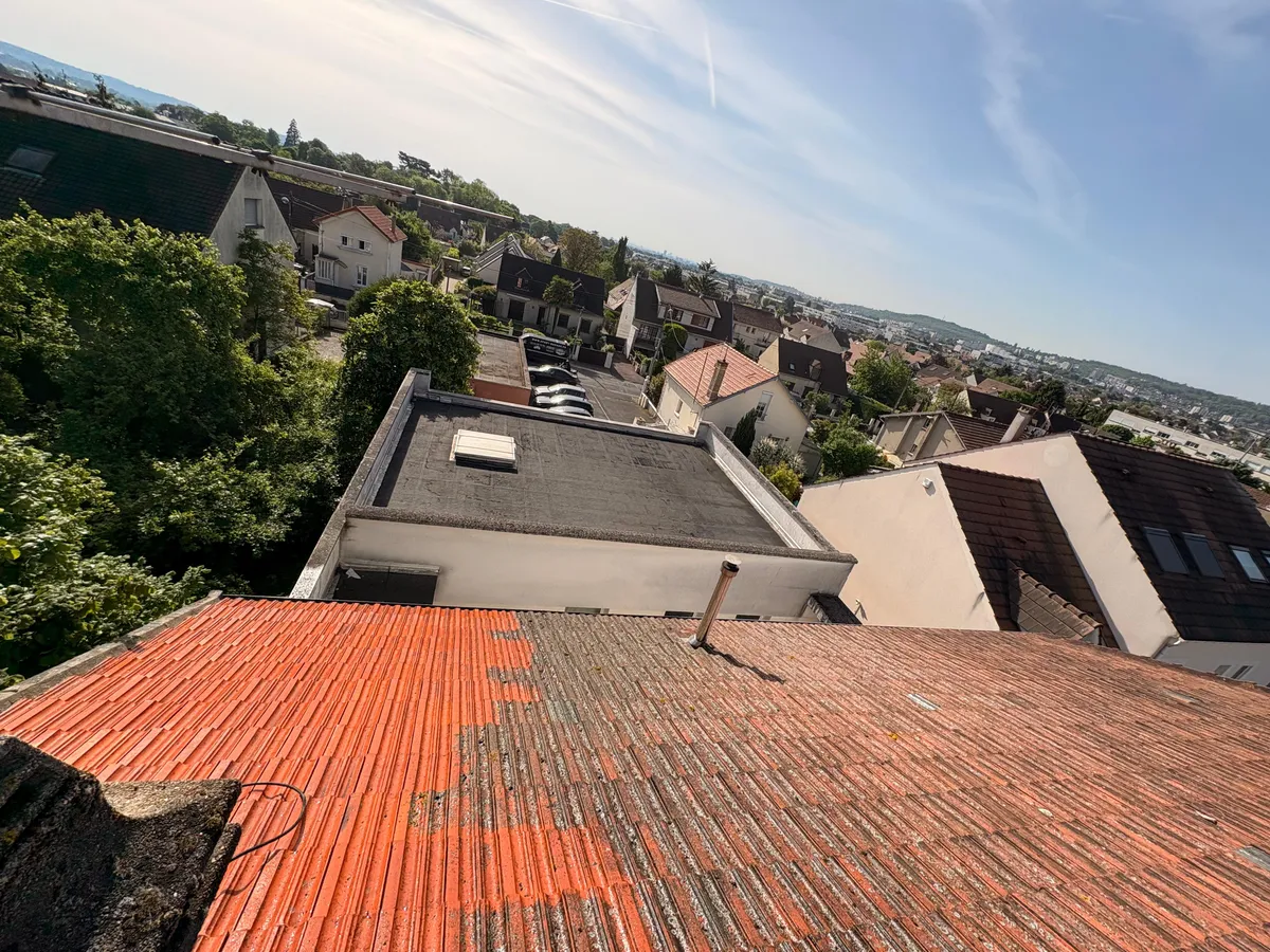 Nettoyage de toiture à Pierrelaye : pourquoi agir avant les vacances d'été ?