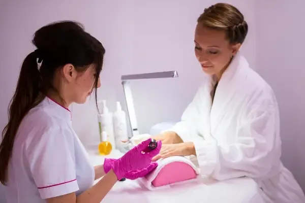 Cliënt ontvangt een snelle gezichtsbehandeling