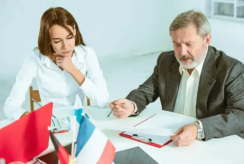 Onze schoonheidsspecialiste verzorgt een gezichtsbehandeling