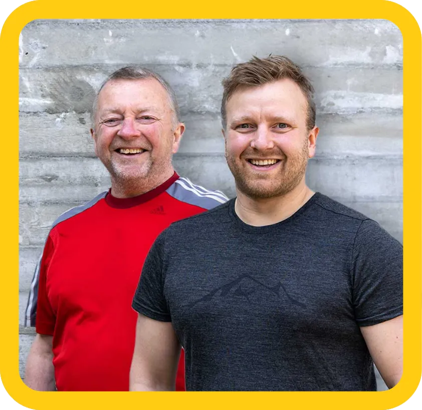 Eierne av Roalds Trafikkskole, far og sønn fra 2. generasjon, fotografert i Bergen.