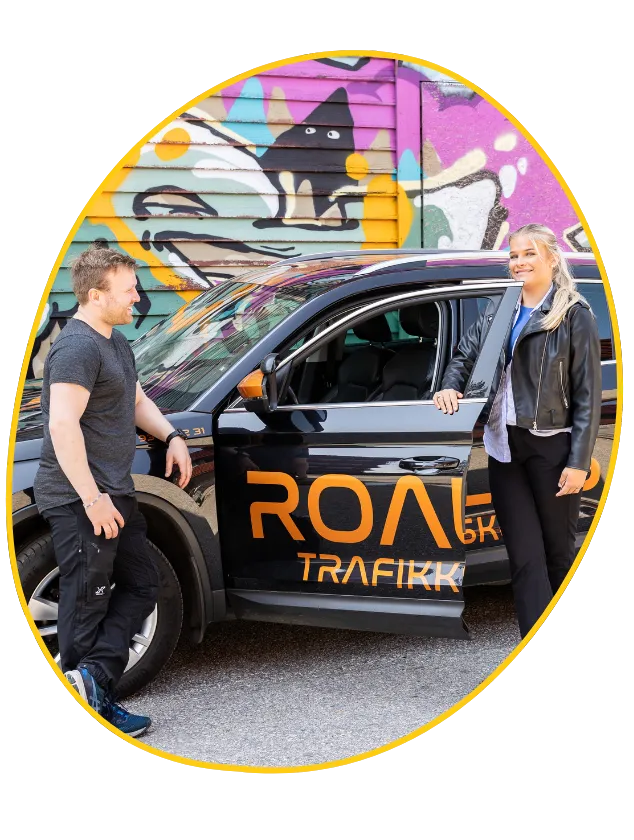 Kjørelærer og elev ved Roalds Trafikkskole-bil i Fyllingsdalen under opplæring i klasse B i Bergen