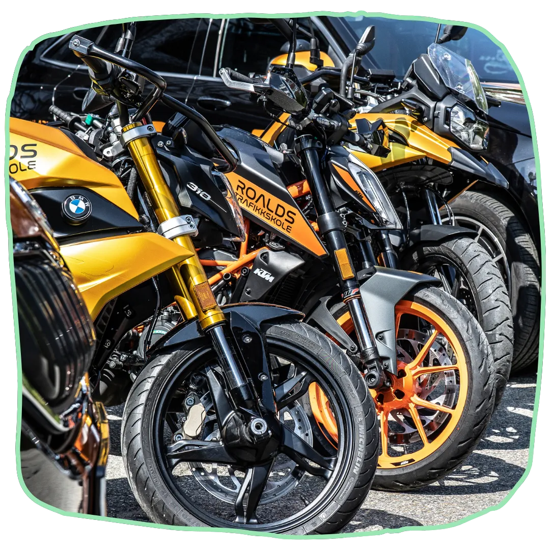 Mellomtung motorsykkel klasse A2 fra Roalds Trafikkskole – gule treningssykler brukt i profesjonell MC-opplæring i Bergen og Fyllingsdalen