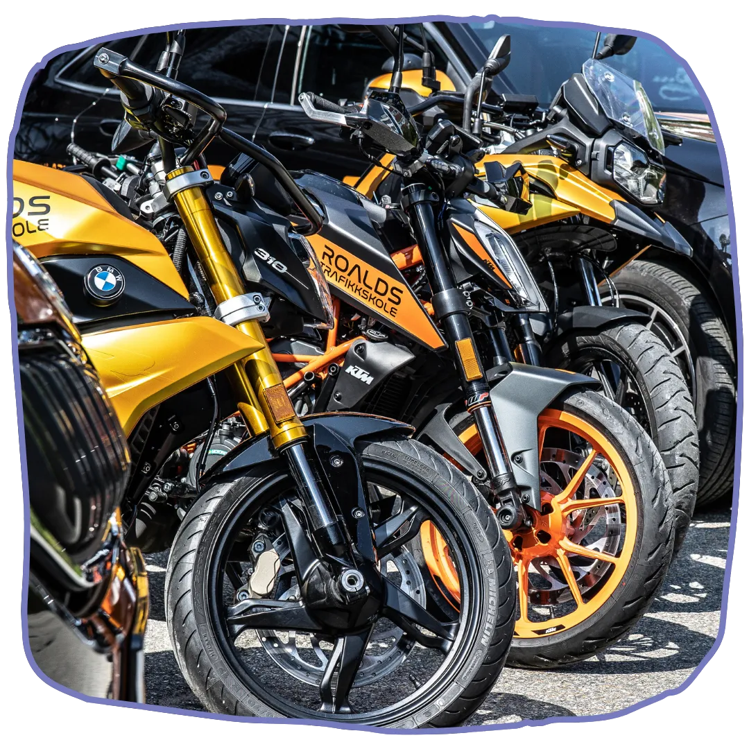 Tung motorsykkelopplæring klasse A hos Roalds Trafikkskole i Bergen – robuste gule MC-sykler brukt til avansert kjøretrening