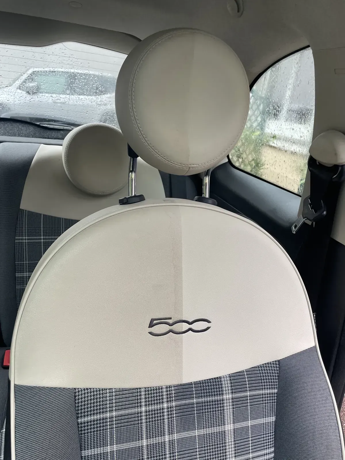 Nettoyage de sièges cuir d'une Fiat 500 à Caen : moitié gauche traitée à la vapeur et ravivée, face à la partie non nettoyée