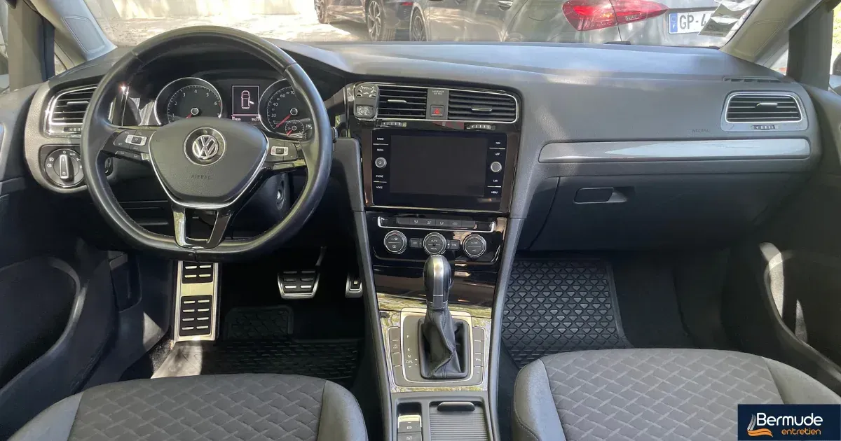 Nettoyage intérieur d'une Volkswagen Golf à Caen : tableau de bord, console et habitacle nettoyés à la vapeur par Bermude Entretien