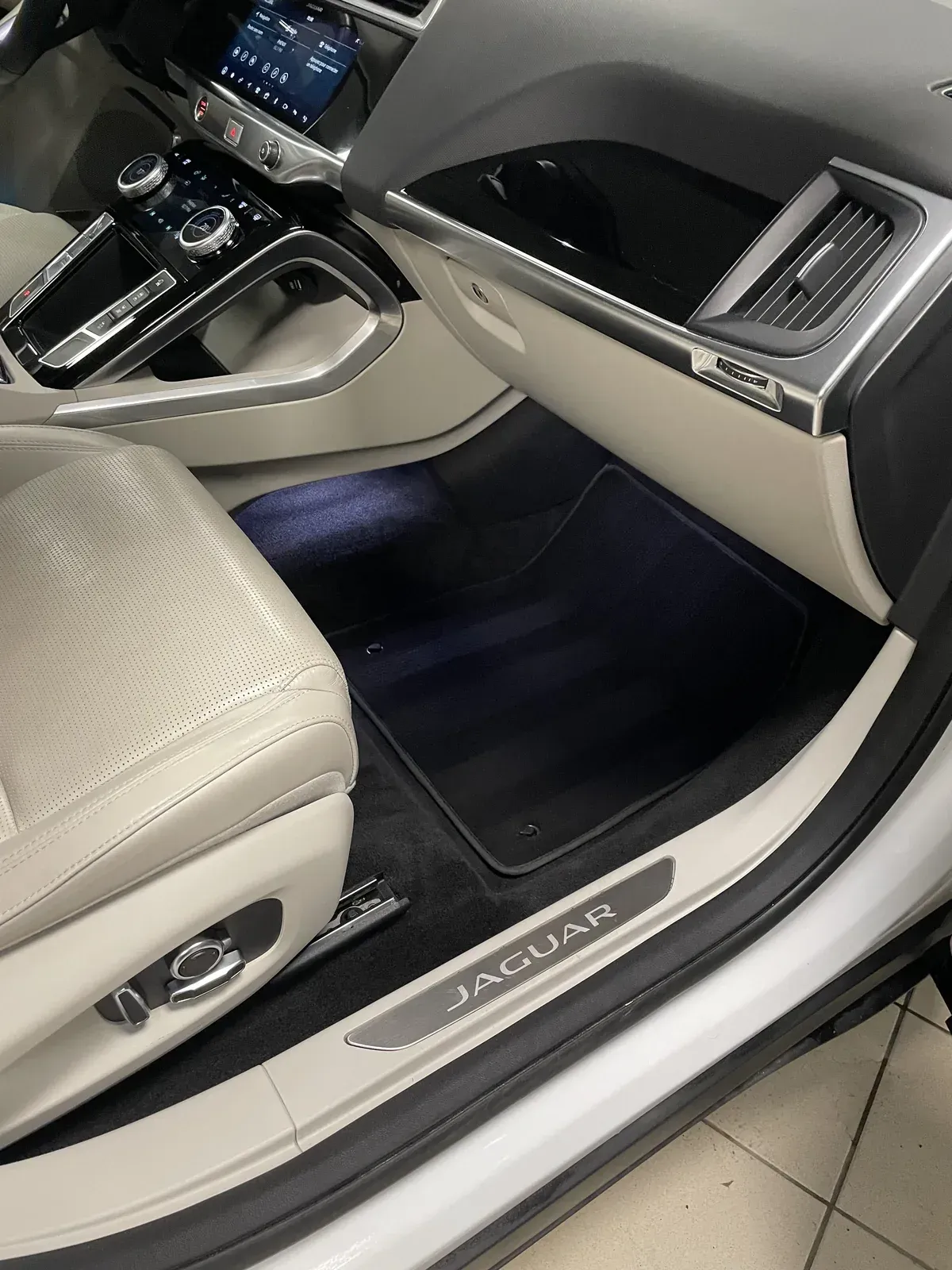Nettoyage intérieur cuir d'une Jaguar à Caen : sièges cuir et tapis de sol remis à neuf par Bermude Entretien