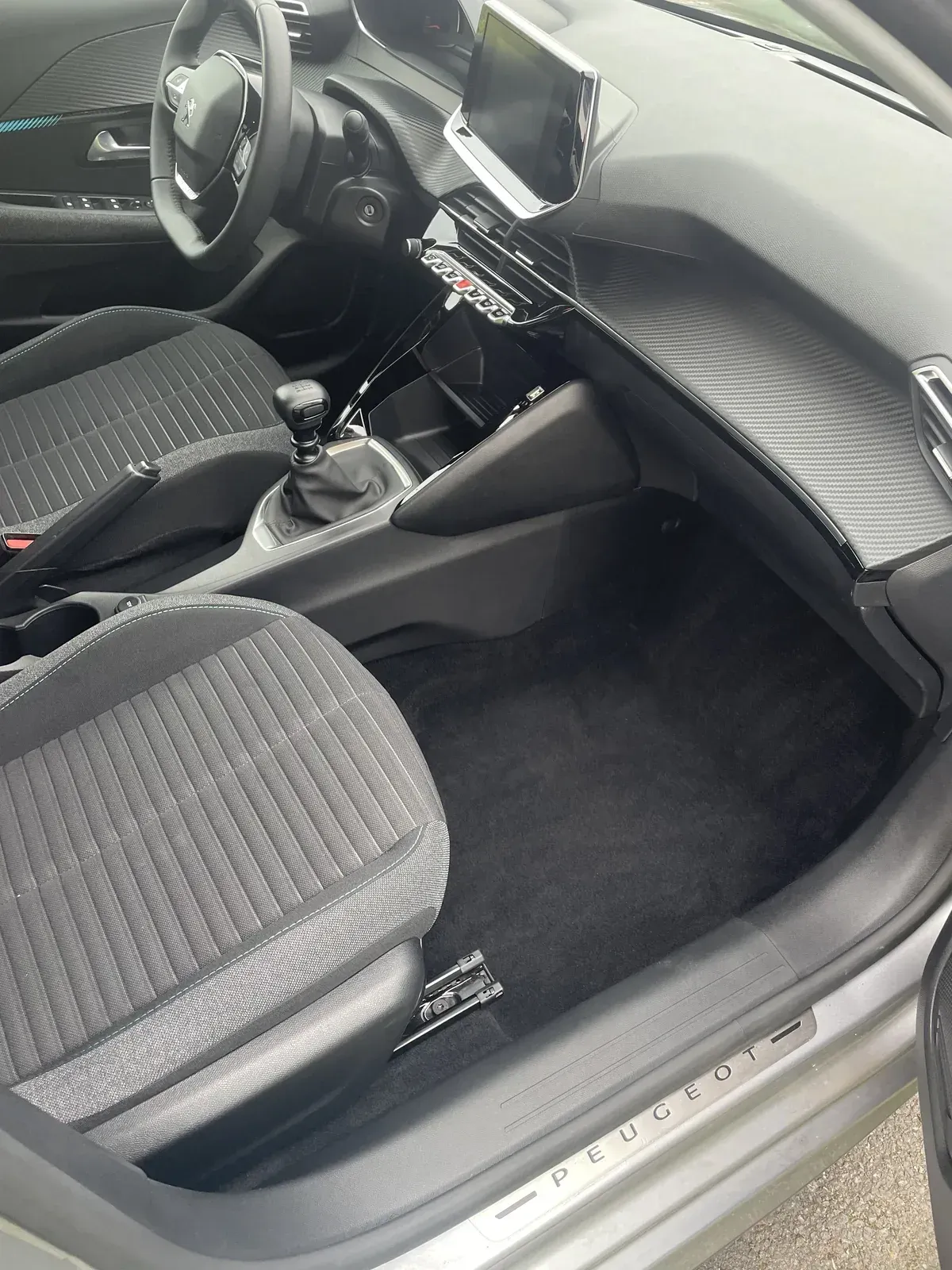 Nettoyage intérieur d'une Peugeot 208 à Caen : sièges tissu, moquettes et plastiques de l'habitacle comme neufs