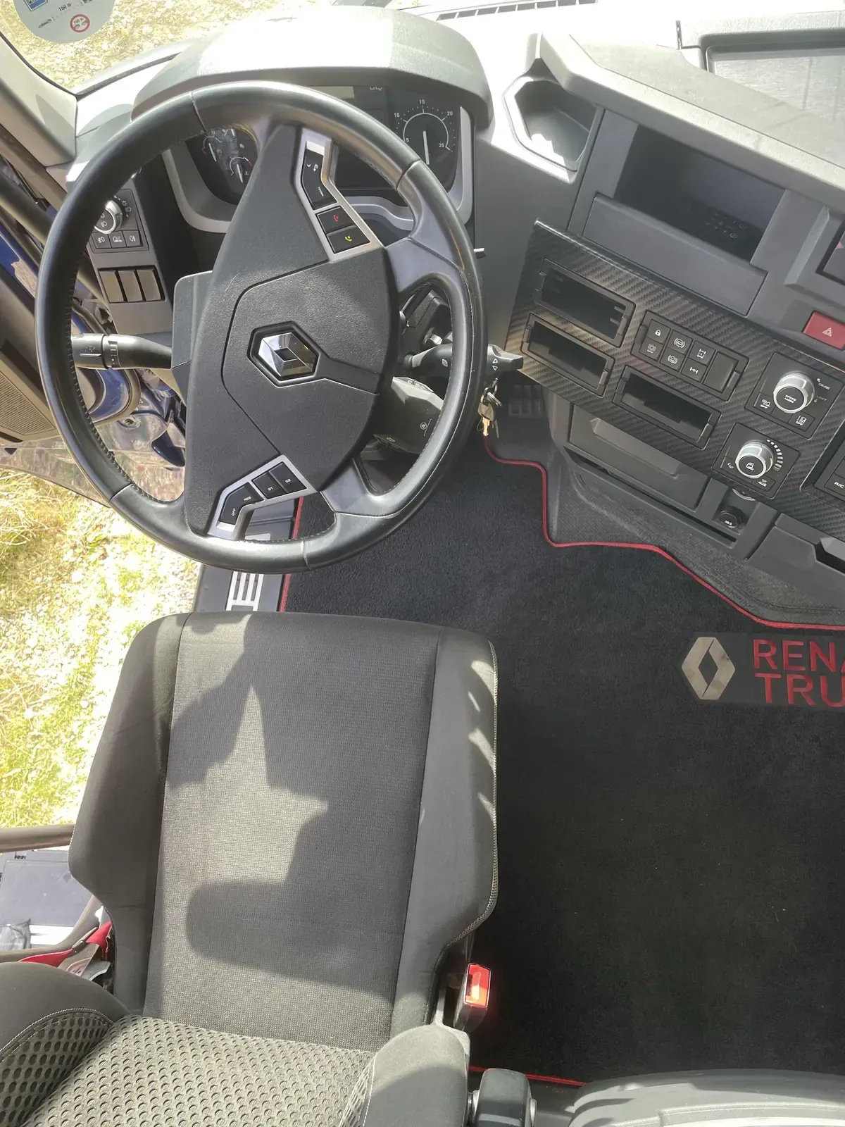 Nettoyage de cabine de poids lourd Renault Trucks à Caen : tableau de bord, siège et sol de la cabine assainis