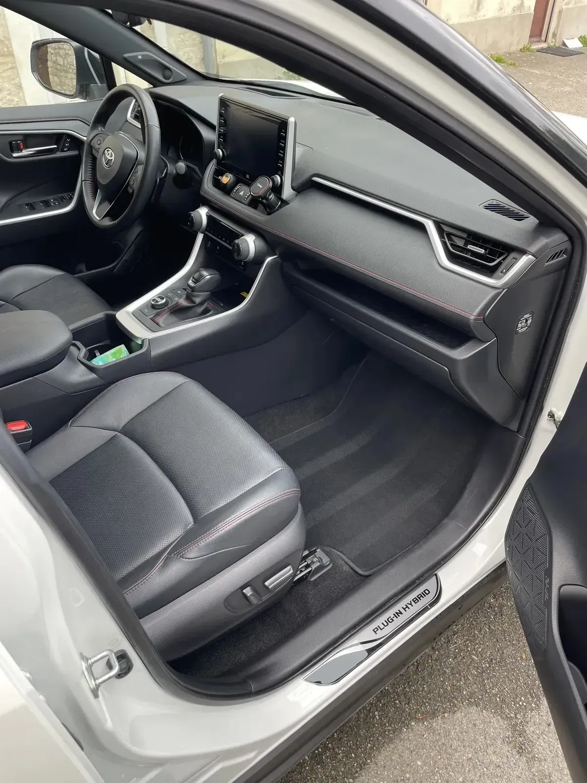 Intérieur de Toyota RAV4 nettoyé à la vapeur à Caen par Bermude Entretien : habitacle, sièges cuir et console comme neufs