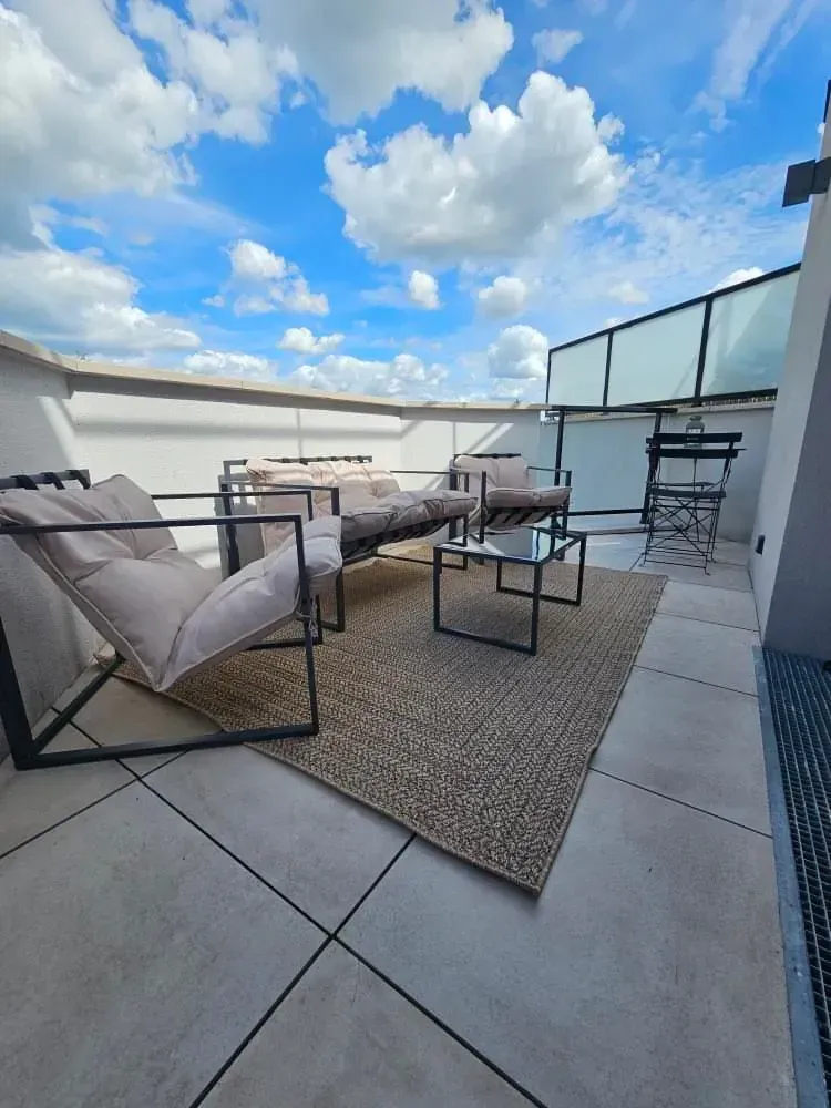 Terrasse nettoyée avec son mobilier de jardin après passage haute pression et démoussage à Caen