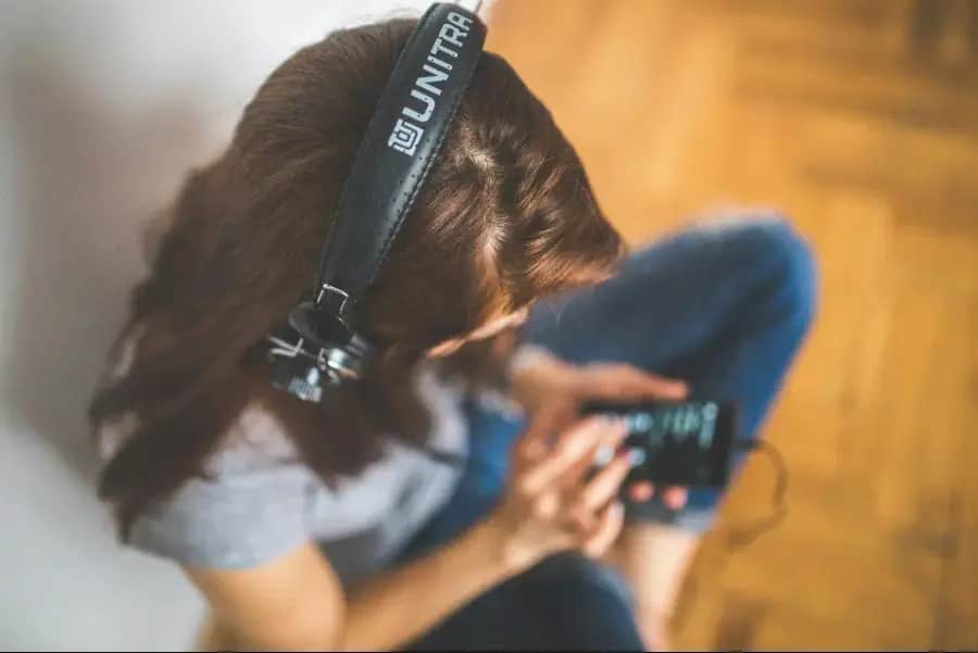 Fan listening to music with headphones while ranking top songs online
