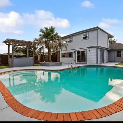 pool cleaning service