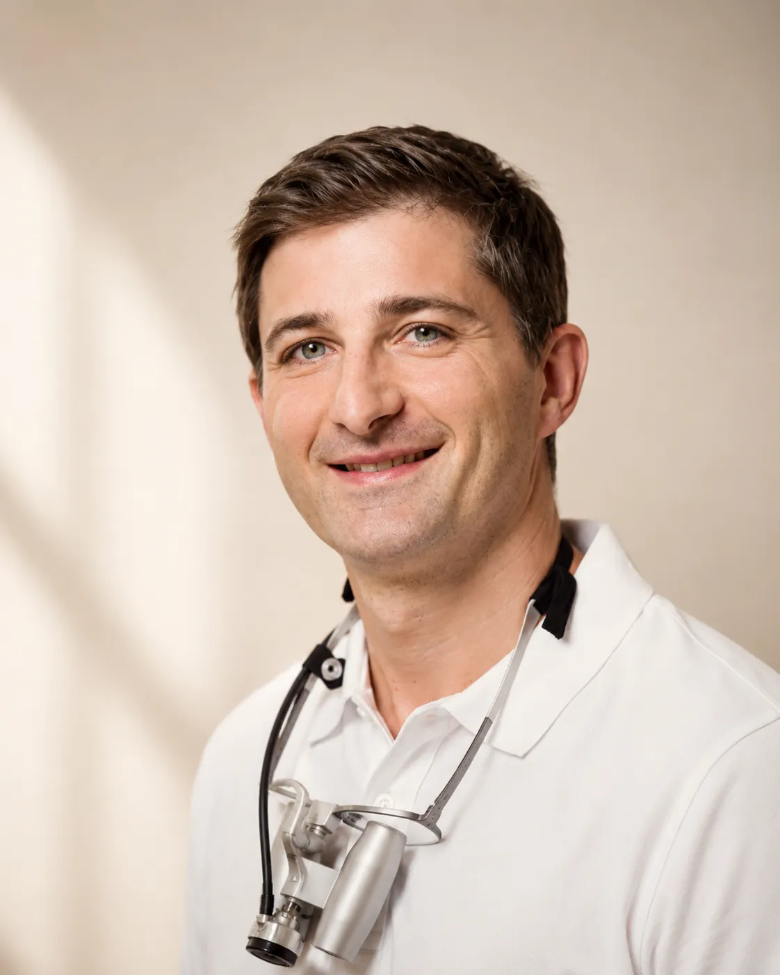 Dr. Maik Levold bei der Patientenbehandlung