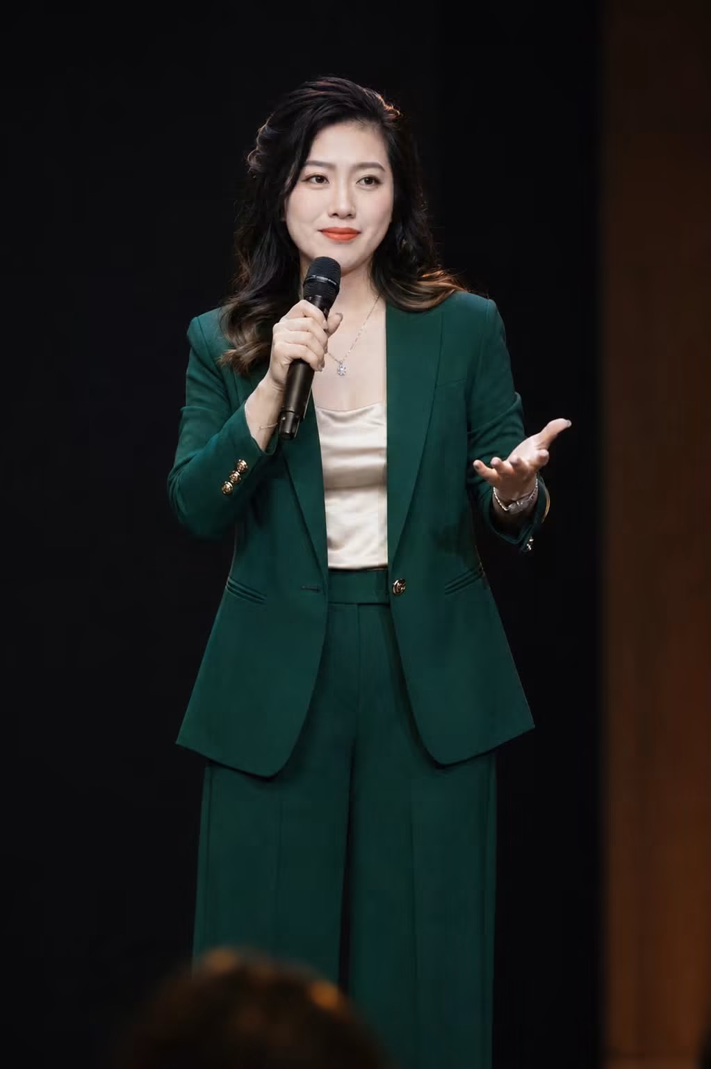 Cô ấy đã dành nửa cuộc đời để làm hài lòng người khác. Cho đến khi nhận ra chẳng ai thật sự hài lòng cả.