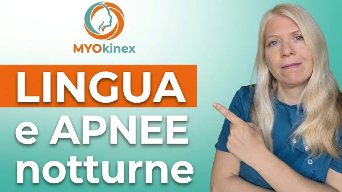Un'immagine di copertina con il logo MYOkinex in alto a sinistra. A sinistra, il testo grande: "LINGUA e APNEE notturne". Sulla destra, una dottoressa bionda con una casacca medica blu che indica verso il testo