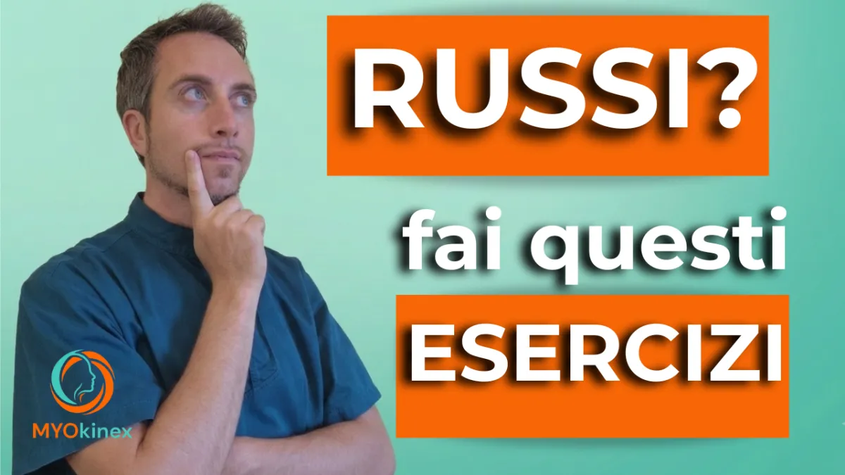 Una miniatura video o immagine di copertina intitolata 'RUSSI? fai questi ESERCIZI' creata da MYOkinex. Mostra un fisioterapista e osteopata in casacca medica blu, con un'espressione pensierosa e il dito sul mento, in primo piano a sinistra. Lo sfondo è un gradiente verde menta chiaro. Il logo circolare MYOkinex con la dicitura del marchio è visibile in basso a sinistra. Il testo principale 'RUSSI? fai questi ESERCIZI' è disposto a destra con le parole 'RUSSI?' ed 'ESERCIZI' evidenziate all'interno di rettangoli arancioni con testo bianco.