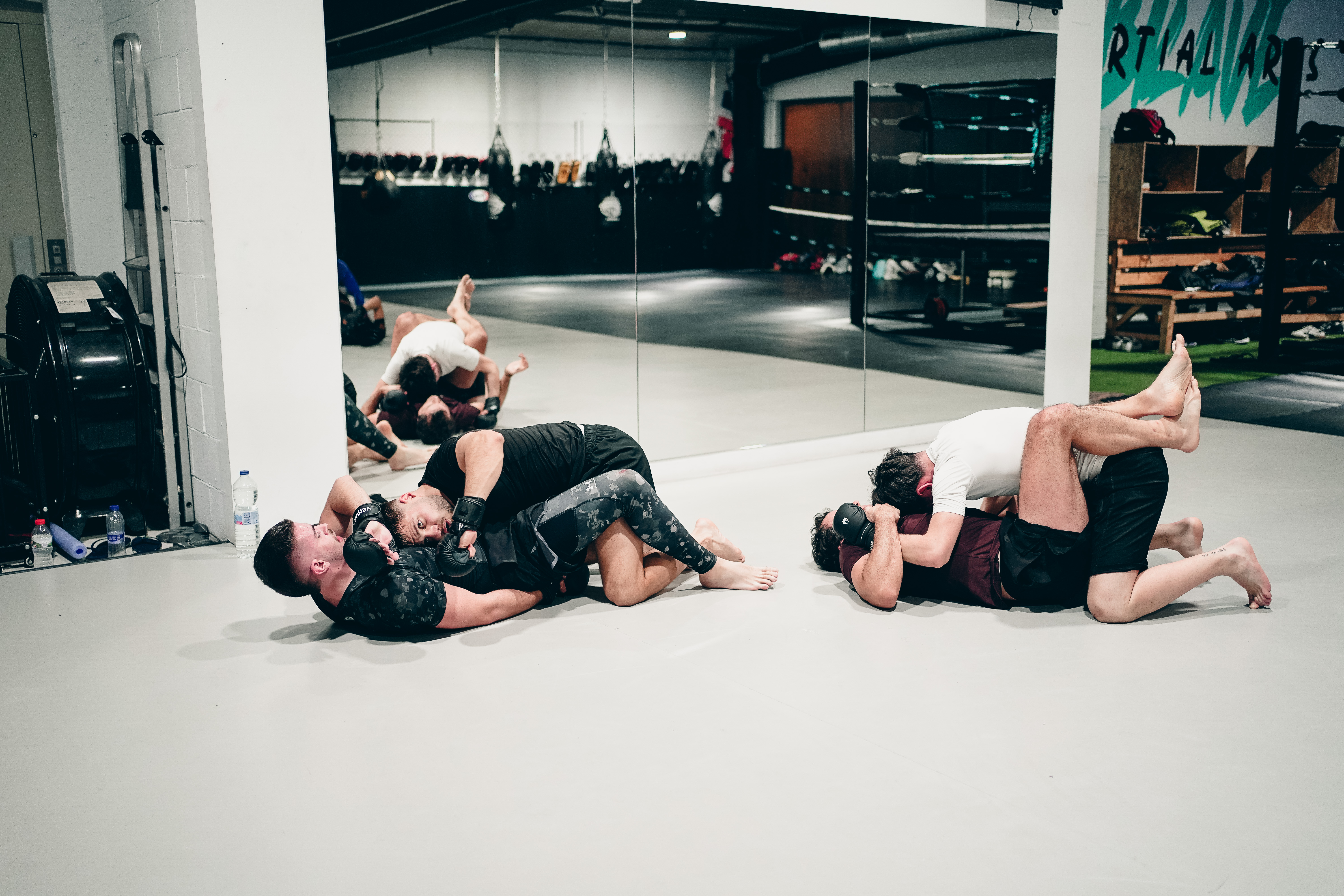 3 personas haciendo clase de CrossFit