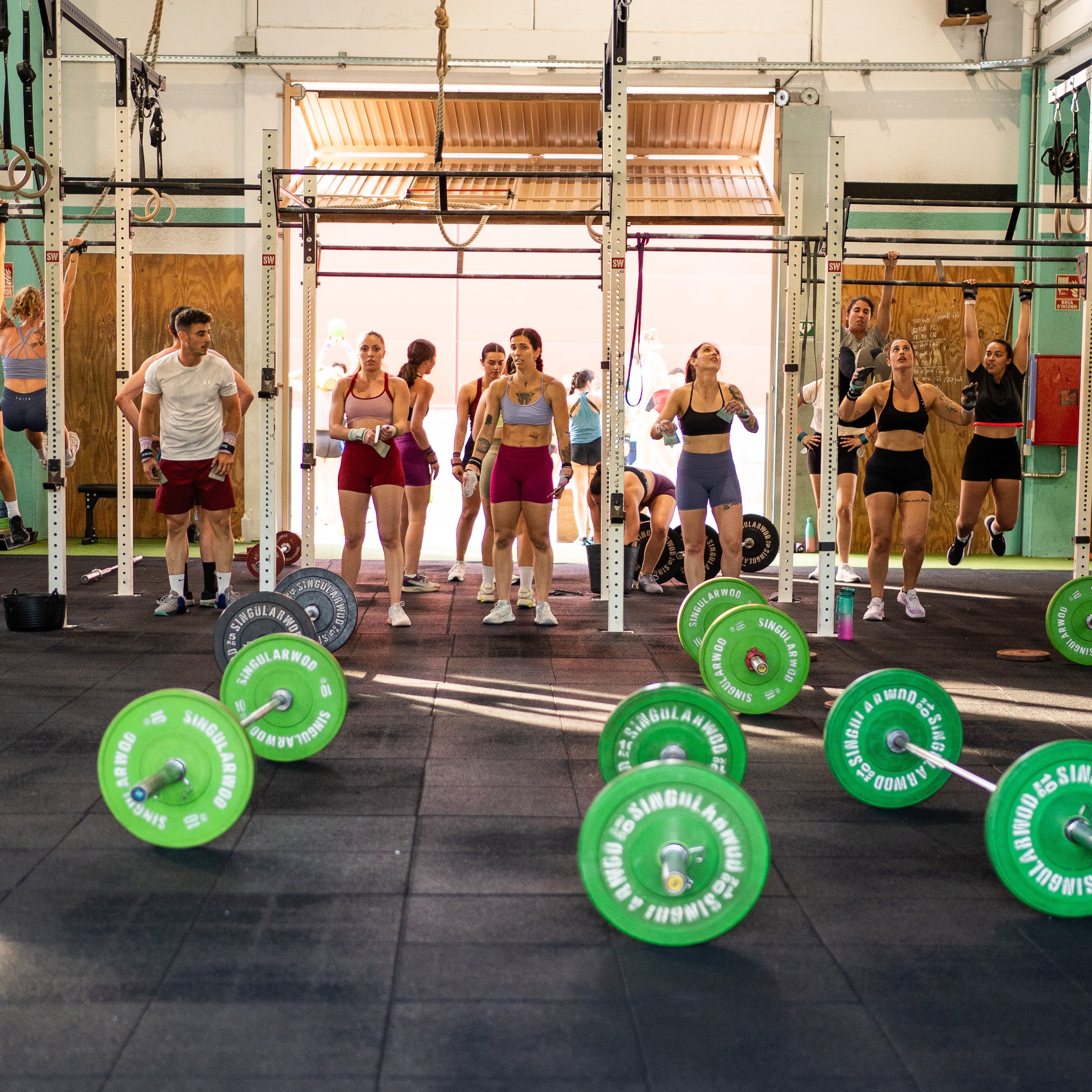 3 personas haciendo clase de CrossFit