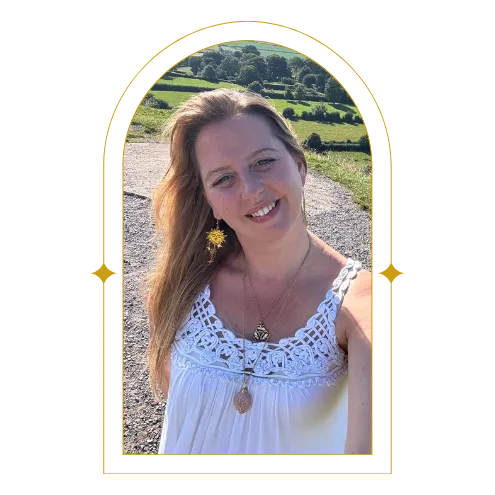 Portrait dessiné d'une coach expérimentée, femme d'origine maghrébine, sourire confiant, cheveux attachés, fond neutre beige, style illustration haut de gamme, composition épurée, aucun élément répété, ambiance professionnelle et chaleureuse, détails raffinés.