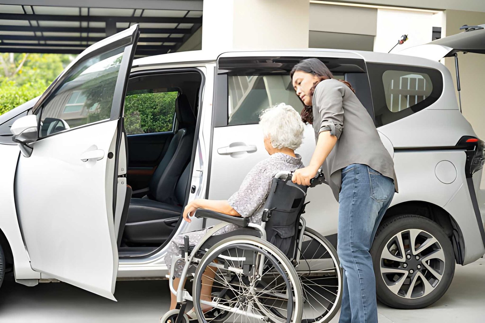 Wheelchair Transportation Services: What Patients and Families Need to Know Before They Book