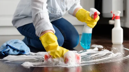 خدم بالساعة