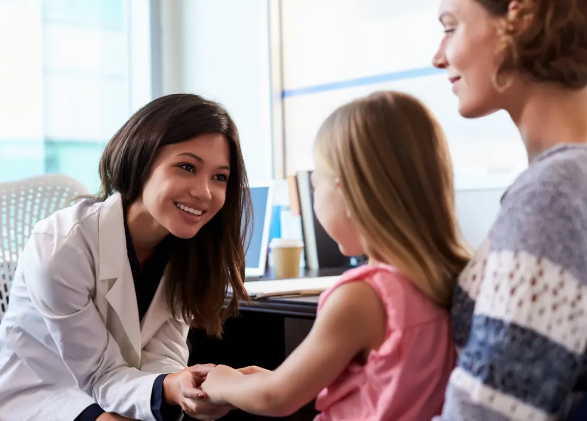 Doctor diagnosing pediatric patient 