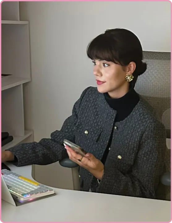 Chloe Pascarella, founder of The Press On CEO Method, working at her desk