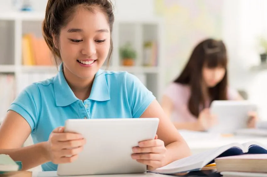 image d'une élève en classe avec une tablette, répondant à un quiz Kahoot! EDU
