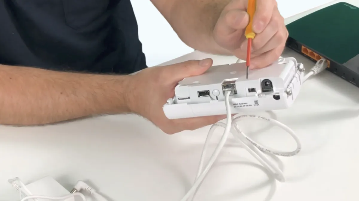 Extrait d'une vidéo de gestes métier sur l'installation d'alarme