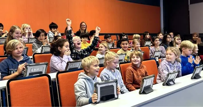 image d'élèves en classe qui utilisent des tablettes pour répondre à un Kahoot edu.
