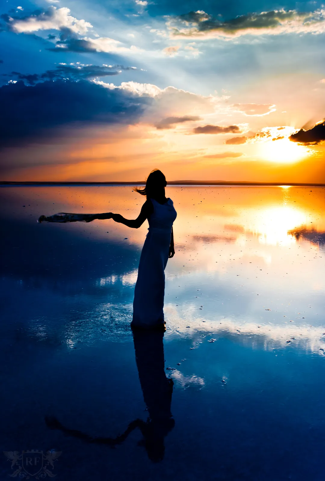 Mujer caminando libremente sobre un lago al atardecer, simbolizando autonomía económica y equilibrio financiero
