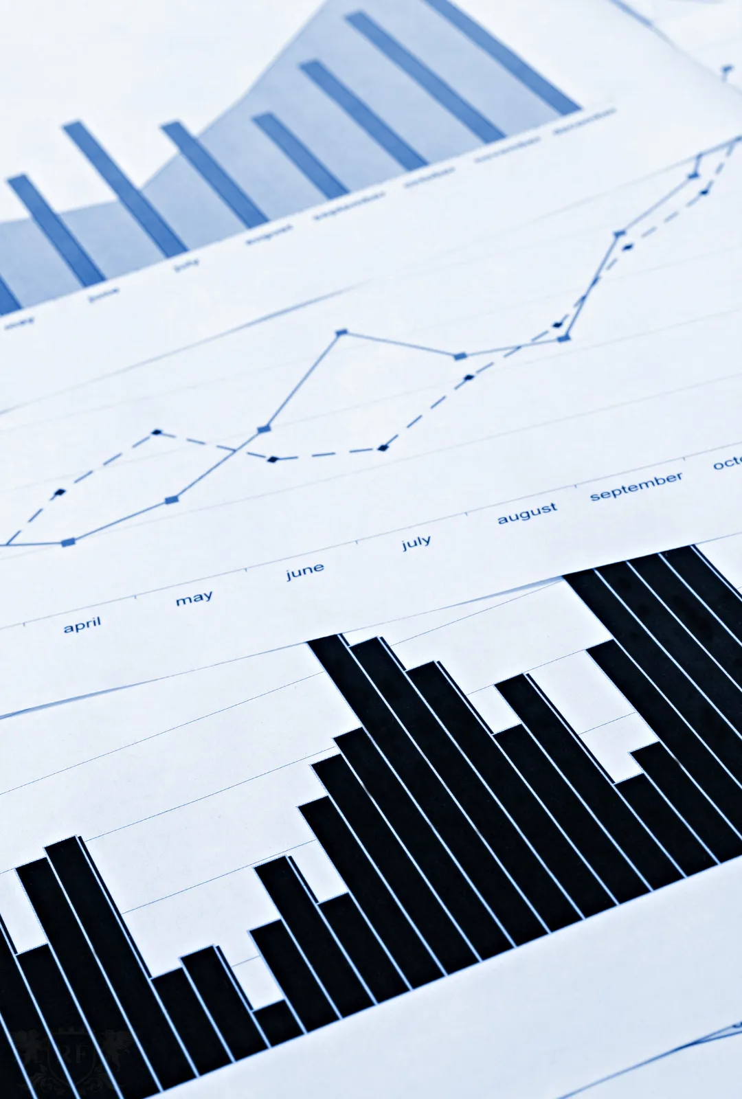 Gráficas financieras de barras y líneas representando crecimiento económico y planificación estratégica