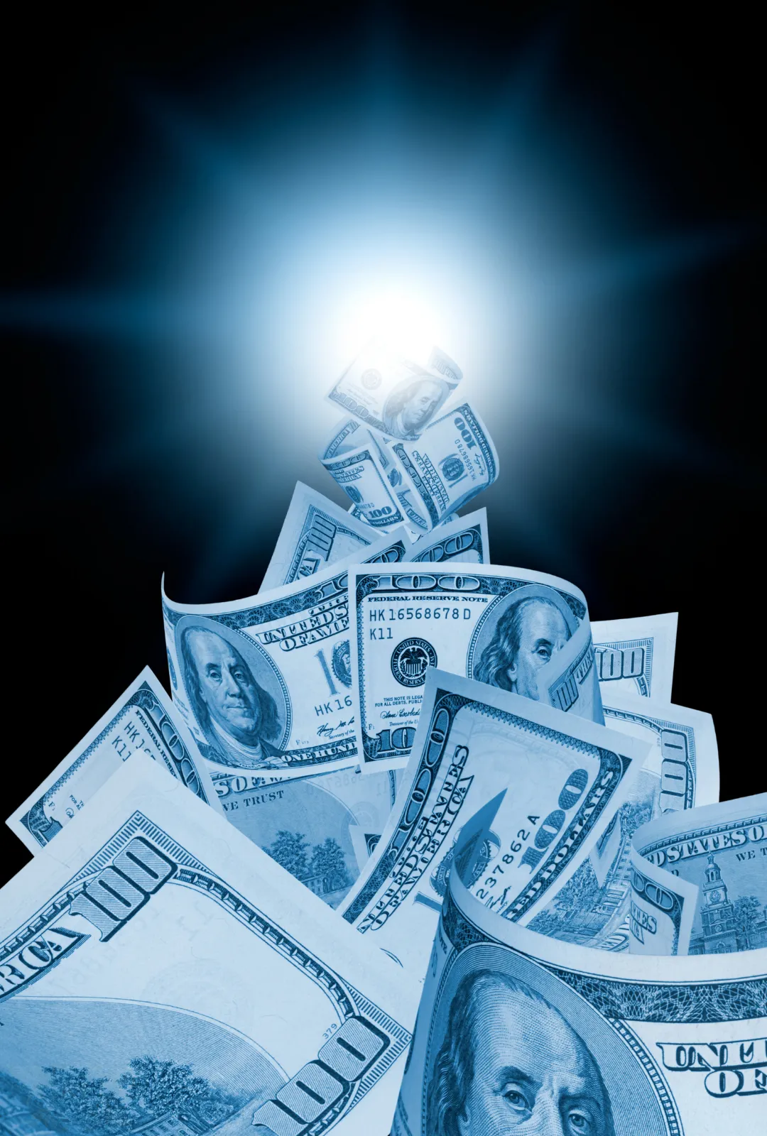 Montaje de billetes flotando hacia una luz intensa, simbolizando crecimiento económico y proyección empresarial