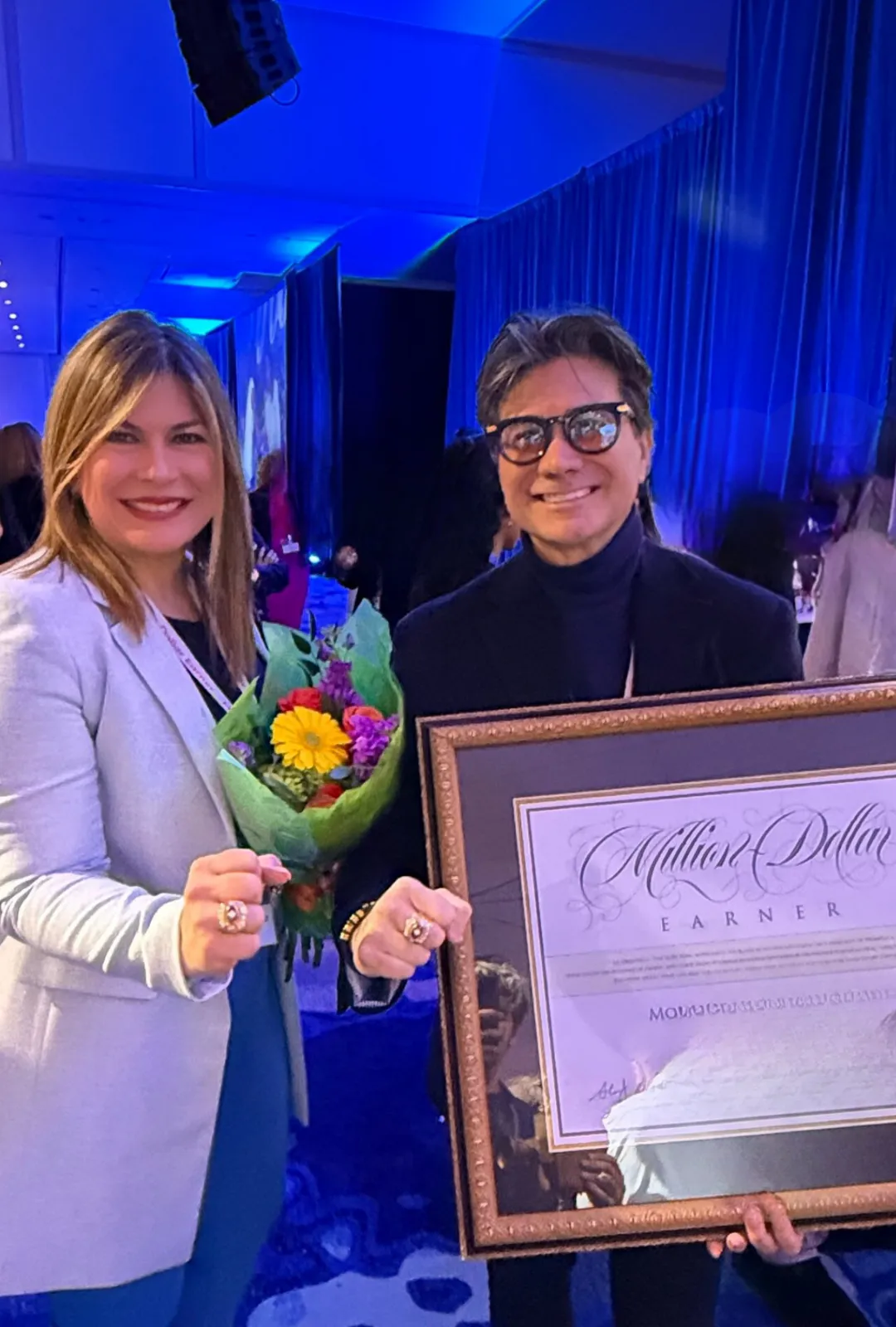 Moibett y Jesús R. Rovero celebrando su reconocimiento como Million Dollar Earners en Estados Unidos por su impacto financiero y liderazgo latino