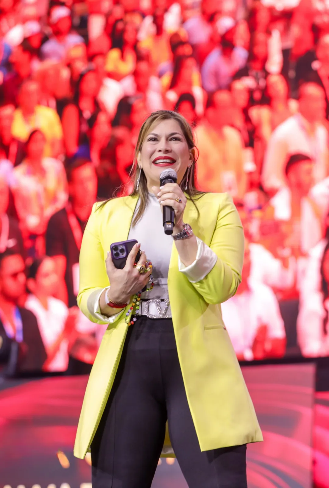 Moibett Rovero recibiendo reconocimiento por liderazgo y mentoría en el Mercedes-Benz Stadium durante el Premio July 2024