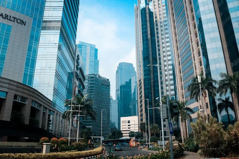 Vista de ciudad empresarial moderna, simbolizando crecimiento, visión estratégica y desarrollo corporativo
