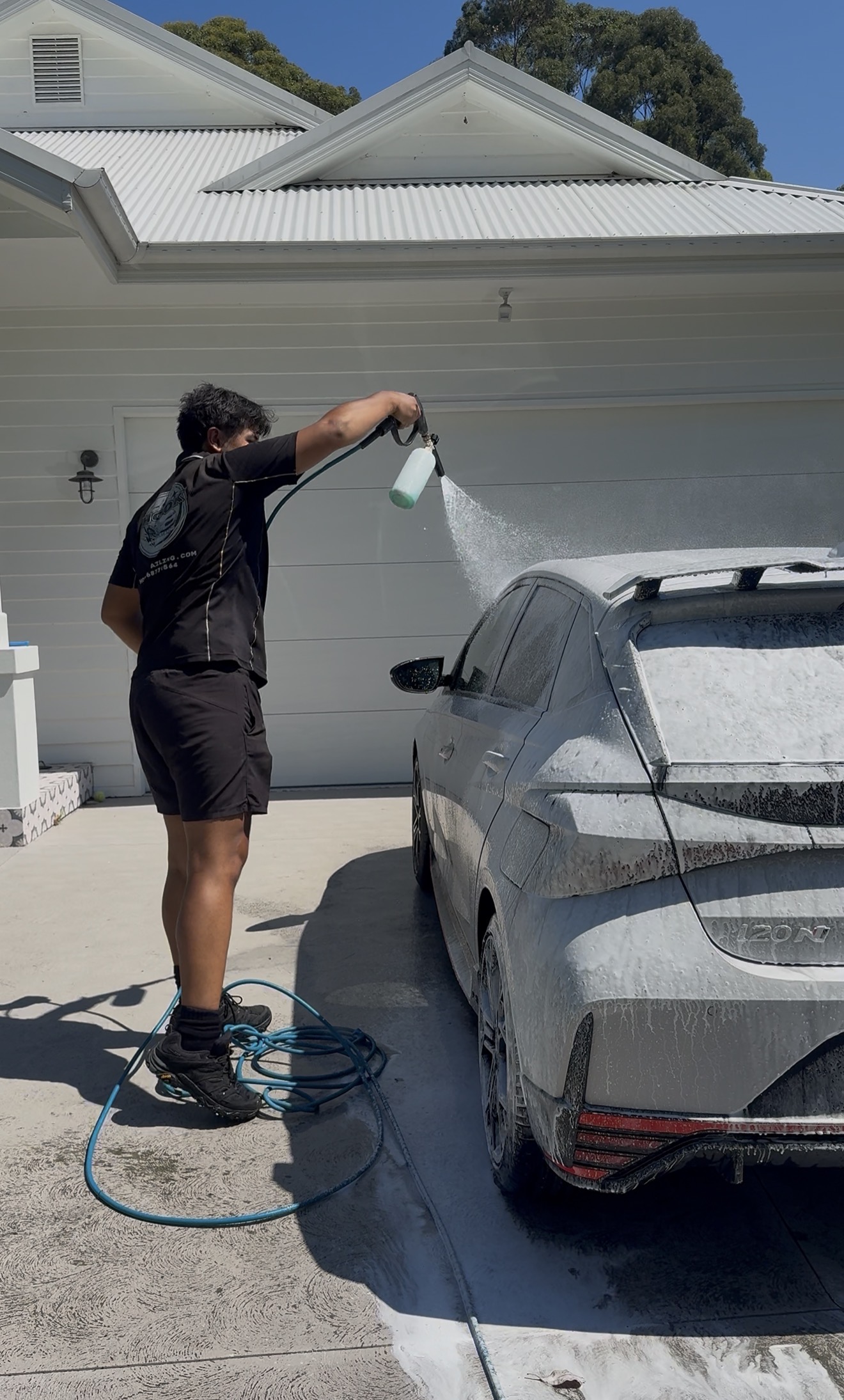 detailer washing an i20 n using a foam cannon