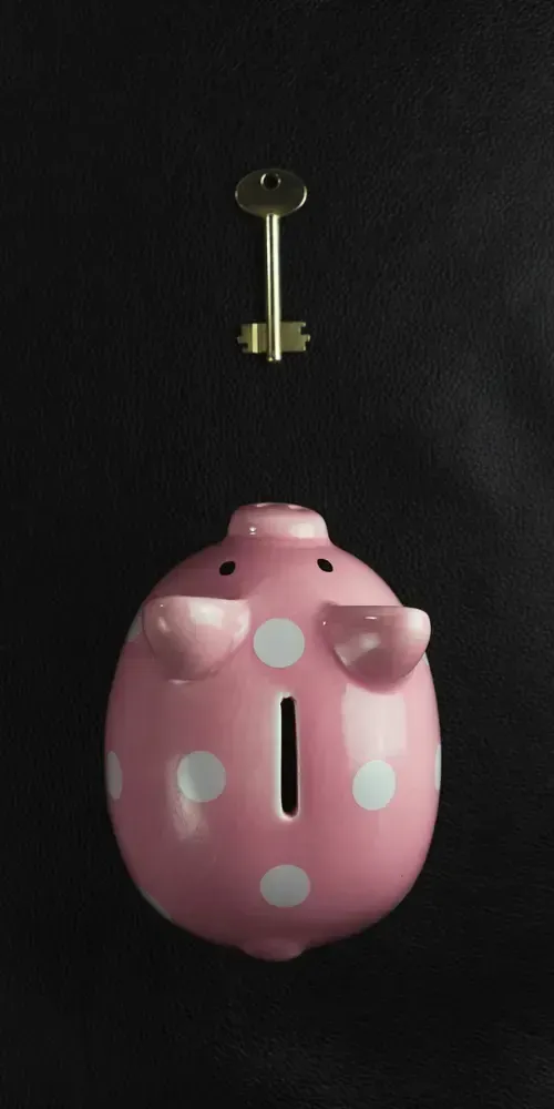 Édesanya kisgyermekkel a karjában online intézi a pénzügyeket – a gyermek megtakarításokról való tudatos gondoskodás szimbóluma.