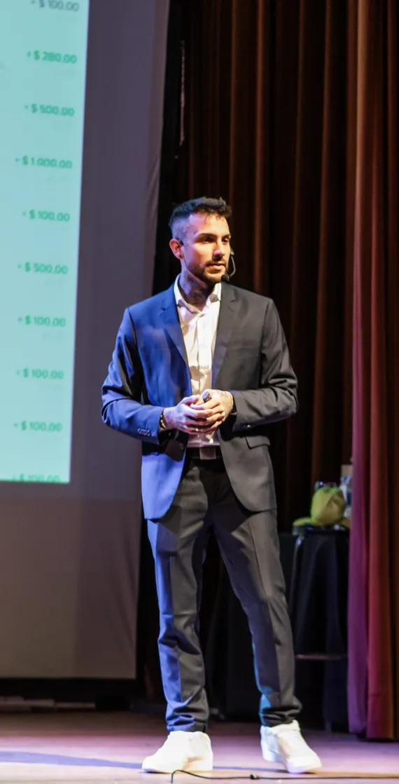 Fotógrafo trabajando con cámara profesional en sesión de retrato