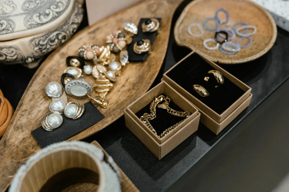 Why Pre-Owned Jewelry Makes the Best Holiday Gift
